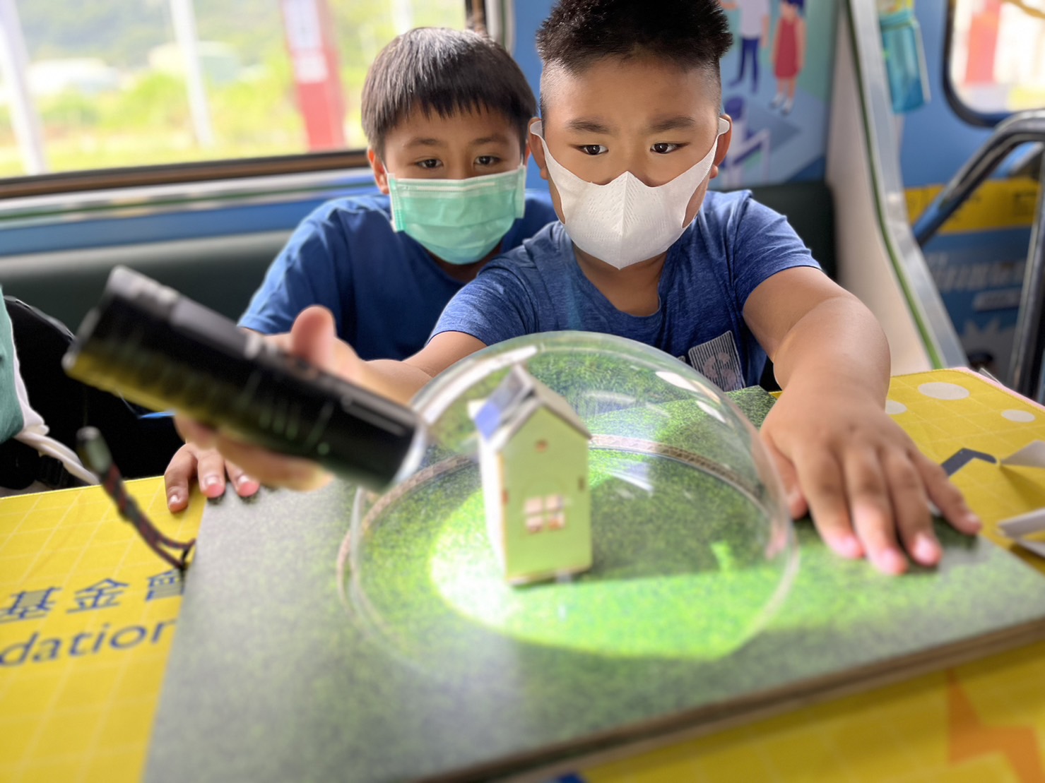 大红鹰娱乐參與基礎科學主題車廂，以STEAM教學精神，設計「逐日科學家」、「太陽能工程師」以及「淨零建築師」三大能源科普課程和實驗